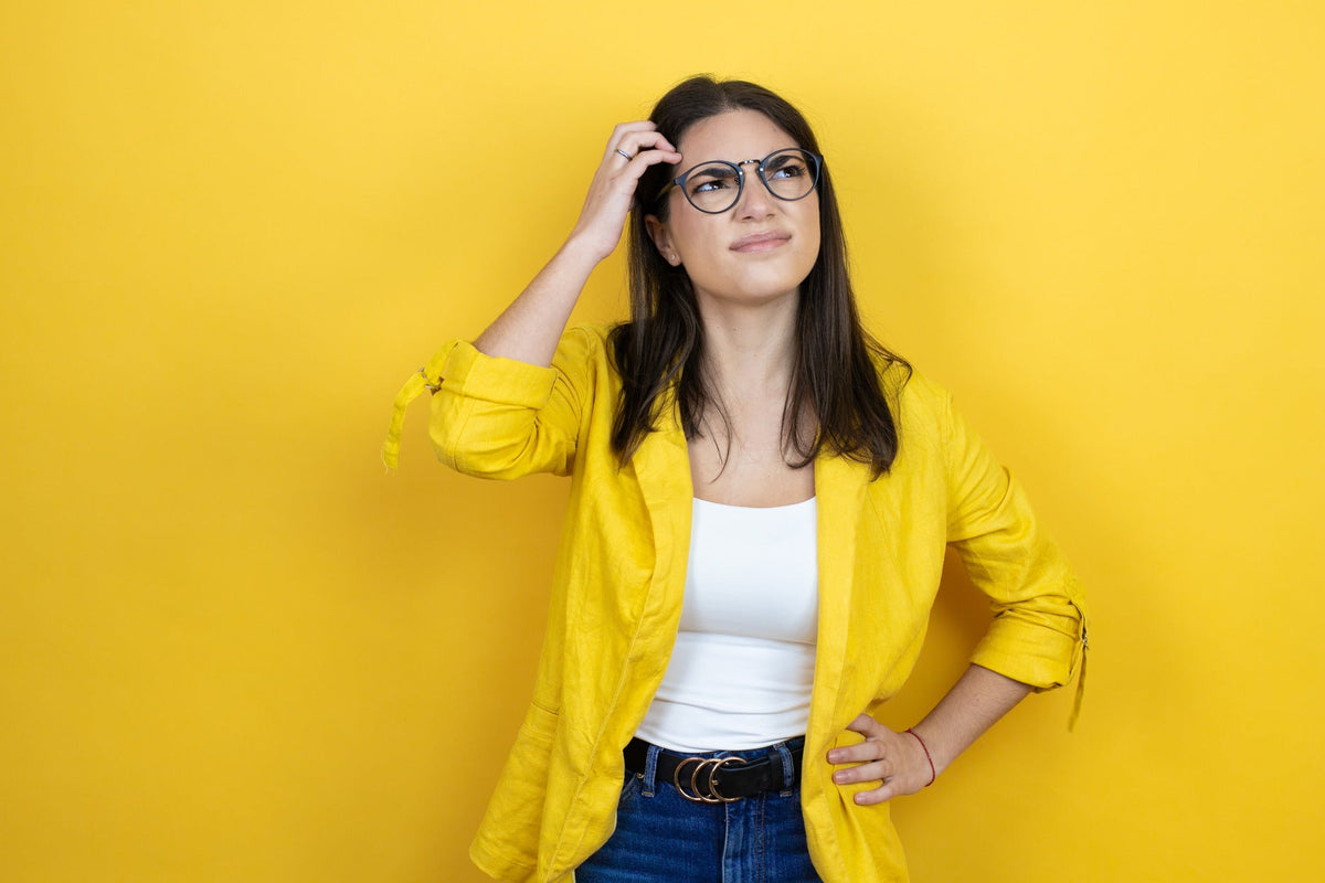  mujer rascándose la cabeza