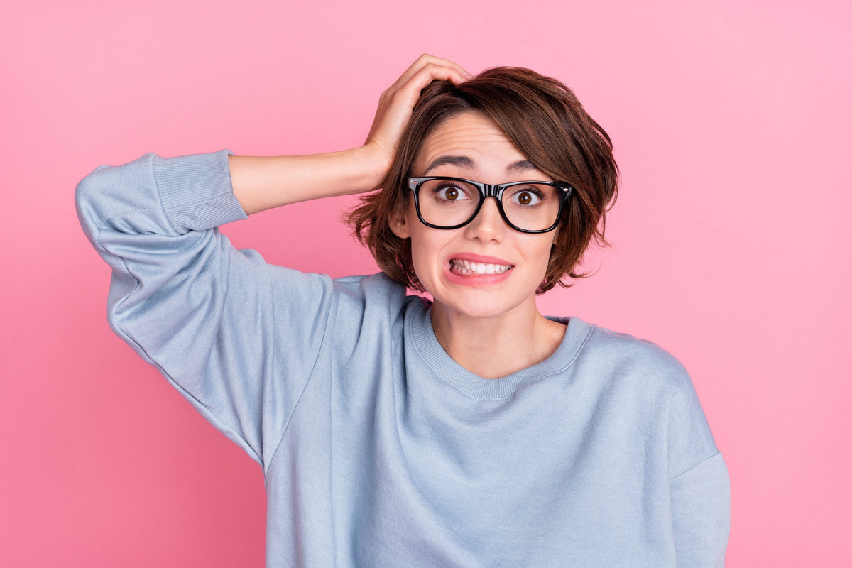 mujer rascándose la cabeza