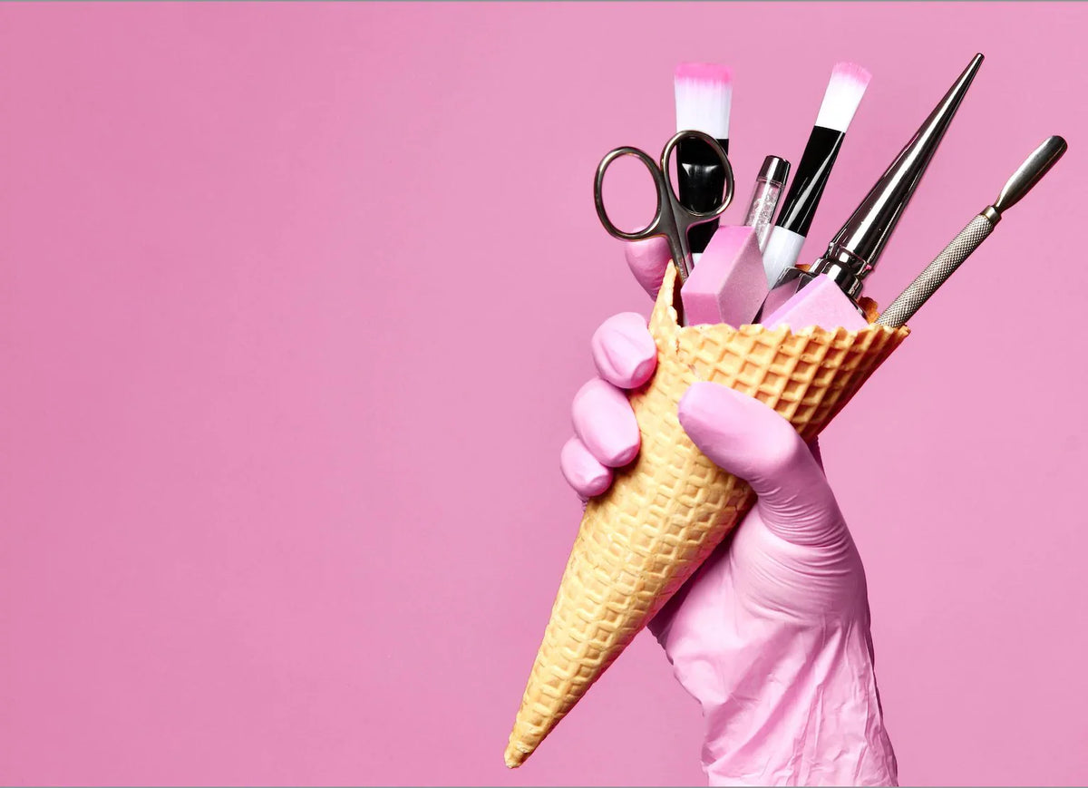 Mujer sosteniendo herramientas para decoración de uñas en su mano