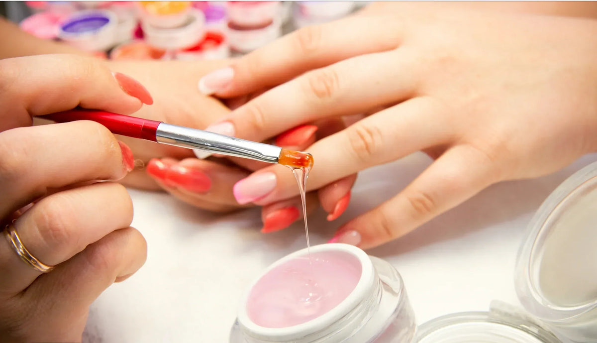 gel die tijdens een manicure op een nagel wordt aangebracht